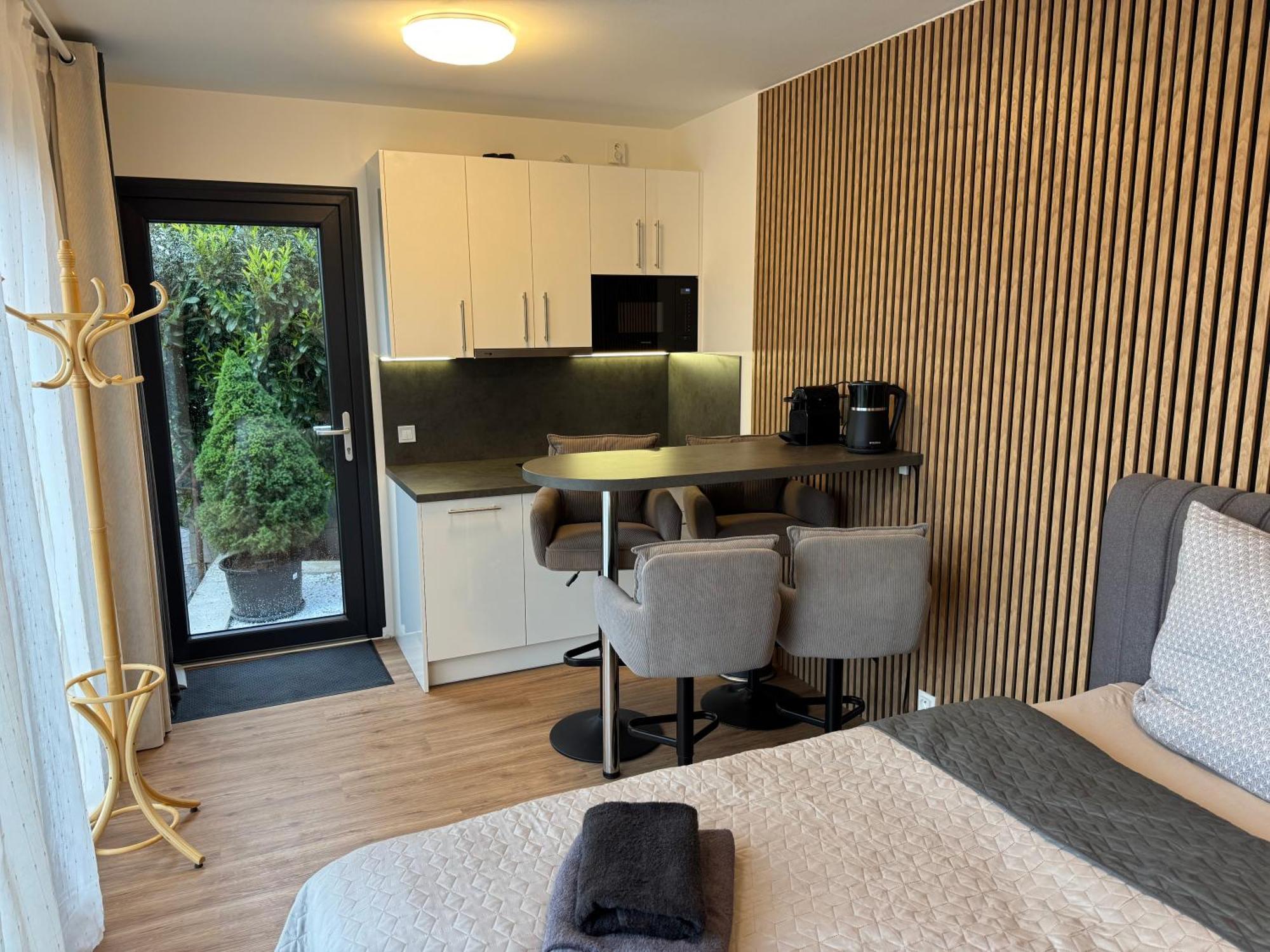 Airport Luxury Apartment & Spa 프라하 외부 사진